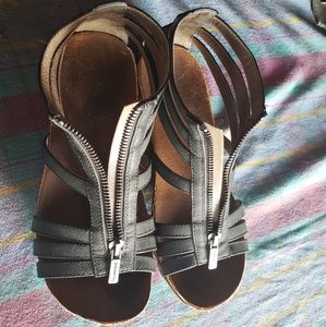 Hunter green Size 7 Bearpaw sandals.